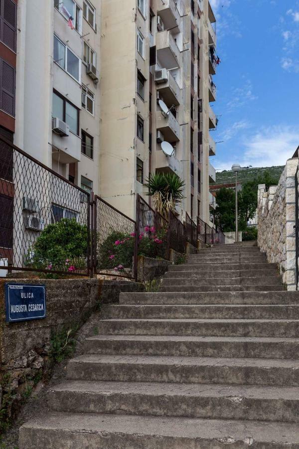 White Rose Apartment *
